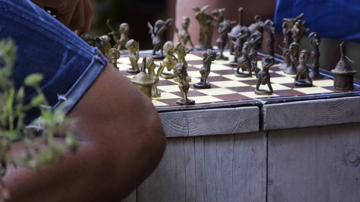 bronzen schaakspel